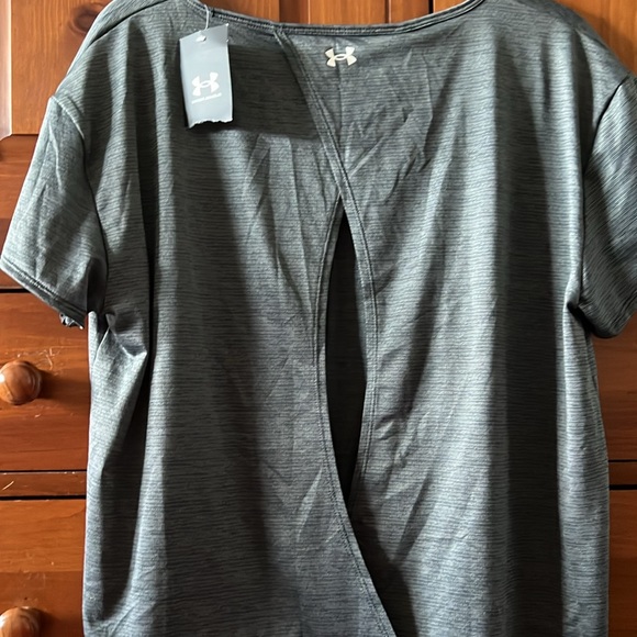 Woman’s Under Armour Top Size Large NWT - Picture 3 of 4
